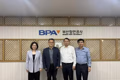 Le vice-ministre vietnamien des Finances, Nguyên Duc Chi (2e à partir de la droite), visitant l’Autorité portuaire de Busan. Photo : VNA