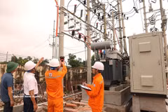 La compagnie d’électricité de Bac Ninh accompagne les entreprises locales pour optimiser leur consommation énergétique et garantir la sécurité de leurs installations. Photo: VNA