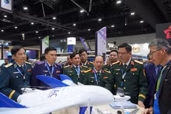 Une délégation militaire de haut rang du ministère vietnamien de la Défense visite un stand d’exposition. Photo : ministère de la Défense 