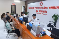 Des habitants effectuent des procédures administratives au centre des services administratifs publics de la commune de Son Hai (province de Bac Ninh). Photo : VNA