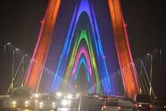 La circulation s'écoule sur le pont Nhât Tân la nuit à Hanoi. La masse d'air froid devrait apporter des orages épars dans les jours à venir. Photo : Dantri