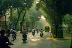 La circulation s'écoule dans une rue de Hanoi au matin du 26 septembre.. La masse d'air froid devrait apporter des orages épars dans les jours à venir. Photo : laodong.vn