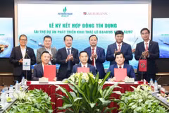 Des représentants d'Agribank et de PVEP lors de la cérémonie de signature de l'accord de crédit. Photo : VietnamPlus