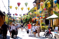 Touristes dans la vieille ville Hôi An (province de Quang Nam, au Centre), inscrite en 1999 au patrimoine mondial de l'UNESCO. Photo : VGT