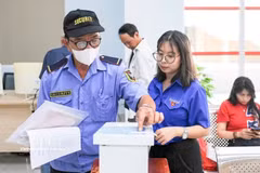 La mise en œuvre de la transformation numérique dans le quartier de Thanh Khê, à Dà Nang, à travers les services publics en ligne, aide les habitants à sécuriser leurs données personnelles. Photo : VNA