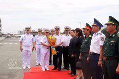 Le colonel Pham Tiên Dung (à droite), chef d’état-major adjoint de la Région navale 2, souhaite la bienvenue au contre-amiral Borworn Phromkaewngam (à gauche), directeur adjoint de l’Académie navale royale thaïlandaise. Photo : VNA
