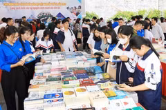 La Journée du livre et de la culture de la lecture au Vietnam attire un grand nombre de lecteurs, notamment des élèves et des étudiants de la province de Diên Biên (Nord). Photo : VNA