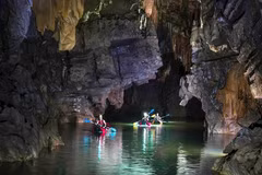 Les visiteurs explorent la grotte de Phong Nha. Photo : VietnamPlus