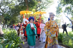 Un défilé de costumes traditionnels vietnamiens dans le cadre de la Semaine de l'ao dài 2025 de Huê. Photo: VNA