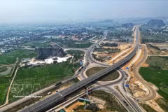 Vue aérienne du tronçon Mai Son - Autoroute nationale 45, reliant la province de Ninh Binh (Nord) à celle de Thanh Hóa (Centre). Photo : VNA