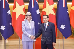 Le président de l’Assemblée nationale, Trân Thanh Mân et la gouverneure générale d’Australie, Sam Mostyn se serrent la main. Photo : VNA