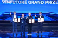 Le Premier ministre Pham Minh Chinh (2e à gauche) remet des prix VinFuture à des scientifiques. Photo: VNA