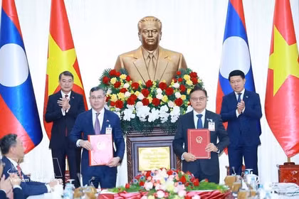 Le premier ministre vietnamien, Le Minh Hung, et son homologue lao, Saleumxay Kommasith, assistent à la cérémonie de signature de l'accord de coopération entre les deux gouvernements dans le secteur financier. Photo : VNA
