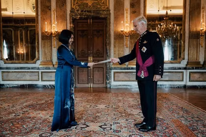 La nouvelle ambassadrice du Vietnam en Belgique, Nguyen Huong Tra, présente ses lettres de créance au roi Philippe. Photo: Monarchie belge