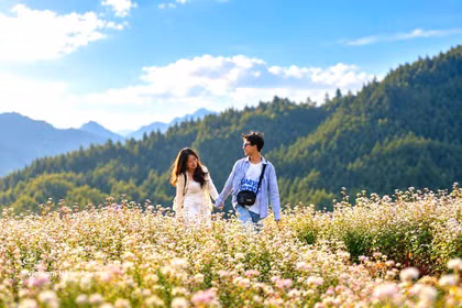 Des touristes découvrent la floraison du sarrasin sur le plateau karstique de Dong Van. Photo : VNA