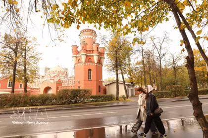 Des touristes profitent des couleurs dorées de l'automne en Russie. Photo : VNA