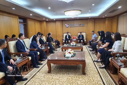 Séance de travail entre l’Association des journalistes du Vietnam et la délégation de la province chinoise du Yunnan. Photo: VNA
