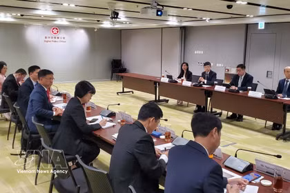 Séance de travail entre la délégation vietnamienne et des responsables des politiques numériques de Hong Kong. Photo: VNA