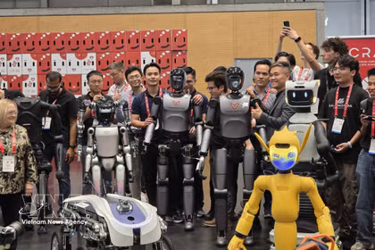 Le robot VR-H3 de VinRobotics participe au défilé de robots de l'ICRA 2026. Photo : VNA