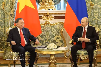 Le secrétaire général du Parti communiste du Vietnam, président de la République, To Lam (droite), et le président russe Vladimir Poutine. Photo: VNA