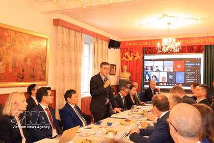 L'ambassadeur du Vietnam en République tchèque, Duong Hoai Nam, s'exprime lors de l'événement. Photo: VNA
