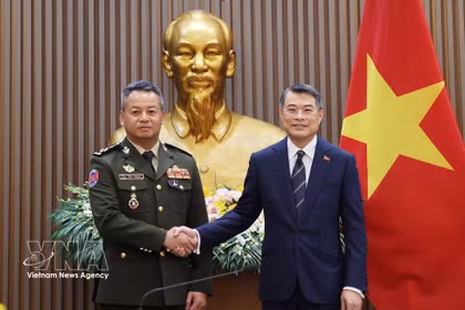 Le Premier ministre Le Minh Hung (droite) et le général Tea Seiha, vice-Premier ministre et ministre cambodgien de la Défense. Photo: VNA