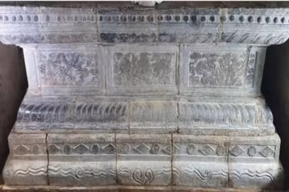 Le piédestal de pierre de Long Hoa. Photo: vannghe.ninhbinh.gov.vn