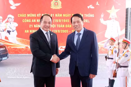 Le général Luong Tam Quang (droite), ministre vietnamien de la Sécurité publique, et Eduardo S.L. Oban Jr., conseiller à la sécurité nationale des Philippines. Photo: VNA