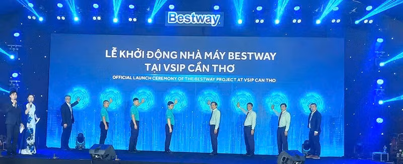 Les autorités de la ville de Can Tho, les investisseurs et les délégués lors de la cérémonie d'inauguration de l'usine Bestway au parc industriel VSIP de Can Tho. Photo : VNA
