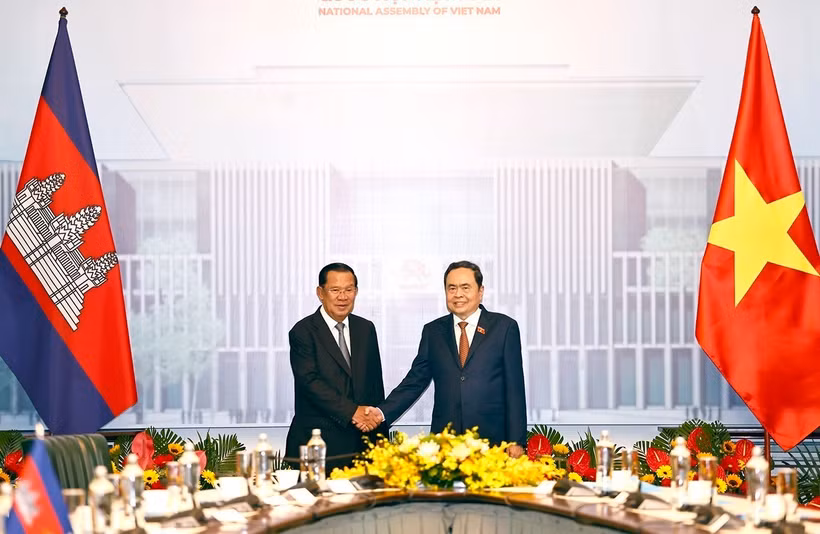 Le président de l'Assemblée nationale du Vietnam, Tran Thanh Man (droite) et le président du Parti du peuple cambodgien (PPC) et président du Sénat, Samdech Techo Hun Sen. Photo : VNA