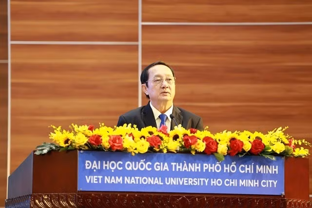 Le Dr Huynh Thanh Dat, vice-président de la Commission de l'information, de l'éducation et de la mobilisation des masses du Comité central du Parti, prend la parole lors de la conférence scientifique nationale sur la stratégie de développement des biotechnologies, le 29 novembre. (Photo : Courtoisie de l'Université nationale du Vietnam à Hô Chi Minh-Ville)
