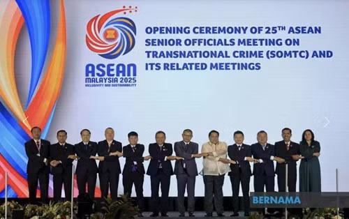 Des représentants des pays membres de l'ASEAN posent pour une photo lors de la cérémonie d'ouverture de la 25e réunion des hauts fonctionnaires de l'ASEAN sur la criminalité transnationale (SOMTC) et des réunions connexes. (Photo : Bernama)