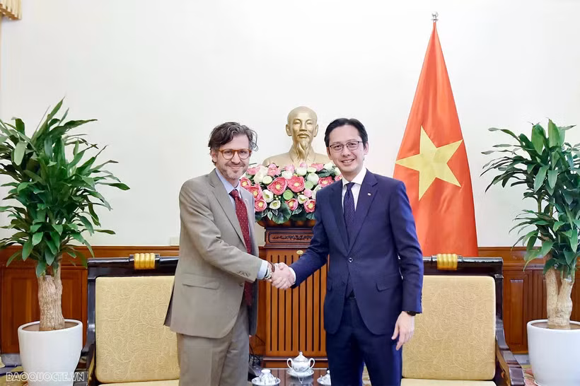 Le vice-ministre vietnamien des AE reçoit son homologue colombien chargé des affaires multilatérales