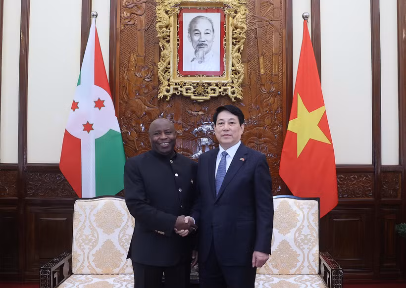 Le président vietnamien, Luong Cuong (droite) et le président du Burundi, Évariste Ndayishimiye. Photo : VNA