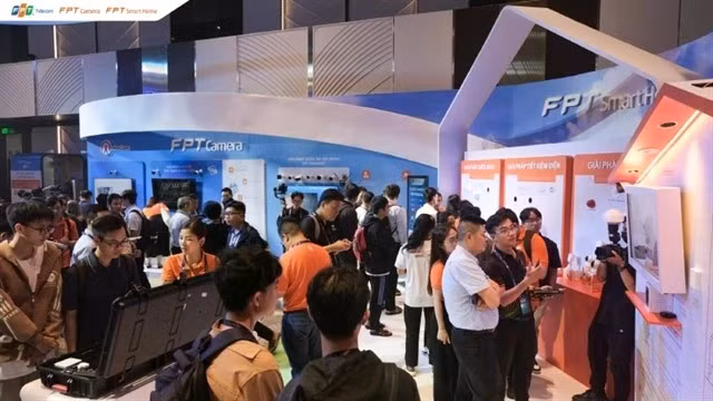 Au kiosque FPT lors d'une exposition technologique à Ho Chi Minh-Ville (Photo : VNA)