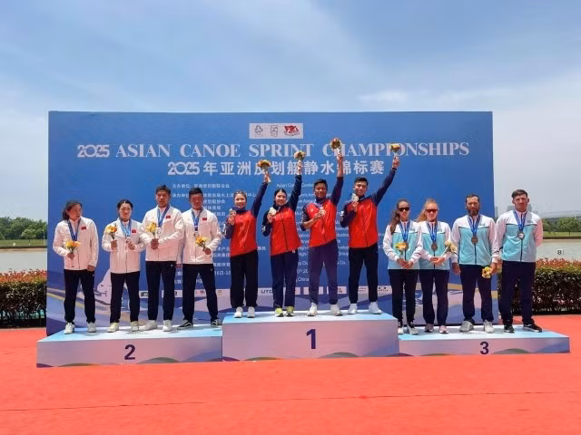 L'équipe vietnamienne remporte la médaille d'or dans l'épreuve mixte C4 hommes-femmes. (Photo : thethao247.vn)
