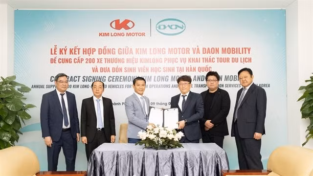 Le constructeur automobile local Kim Long Motor et le constructeur coréen Daon Mobility signent un accord pour exporter des bus de marque locale sur le marché coréen. Photo : Kim Long Motor
