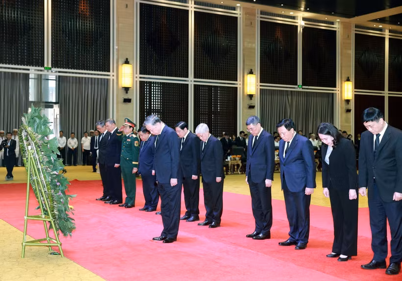 Le secrétaire général du Parti communiste du Vietnam Tô Lâm s'est rendu à Vientiane pour rendre hommage à Khamtay Siphandone. Photo: VNA