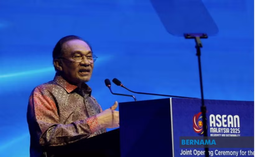 Le Premier ministre malaisien Anwar Ibrahim s'exprime lors de la cérémonie d'ouverture de la 43e réunion des ministres de l'énergie de l'ASEAN (AMEM-43) Photo ; Bernama