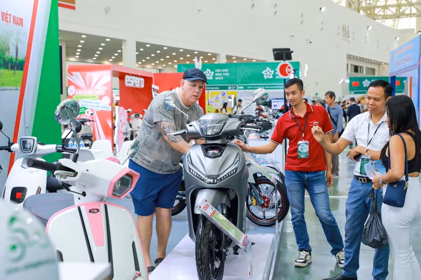Bien plus qu’un simple espace d’achat ou de divertissement, la Foire d’Automne 2025 s’affirme comme une véritable vitrine du savoir-faire vietnamien. Photo : VNA
