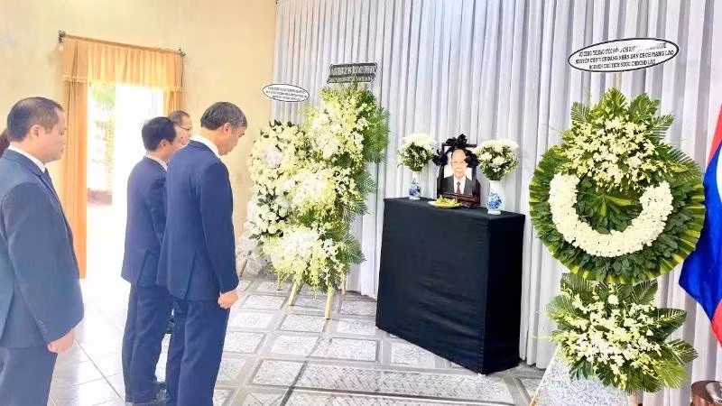 Une délégation de la ville de Da Nang, conduite par Le Trung Chinh, vice-secrétaire du Comité municipal du Parti et président du Comité populaire municipal, s'est rendue au consulat général du Laos pour rendre hommage à Khamtay Siphandone, ancien président du Comité central du Parti populaire révolutionnaire lao (PPRL) et ancien président du Laos, décédé le 2 avril. Photo : VNA