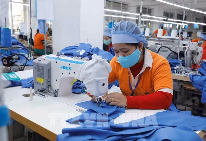 Une usine de production dé produits d'habillement aux exportations. Photo : VNA