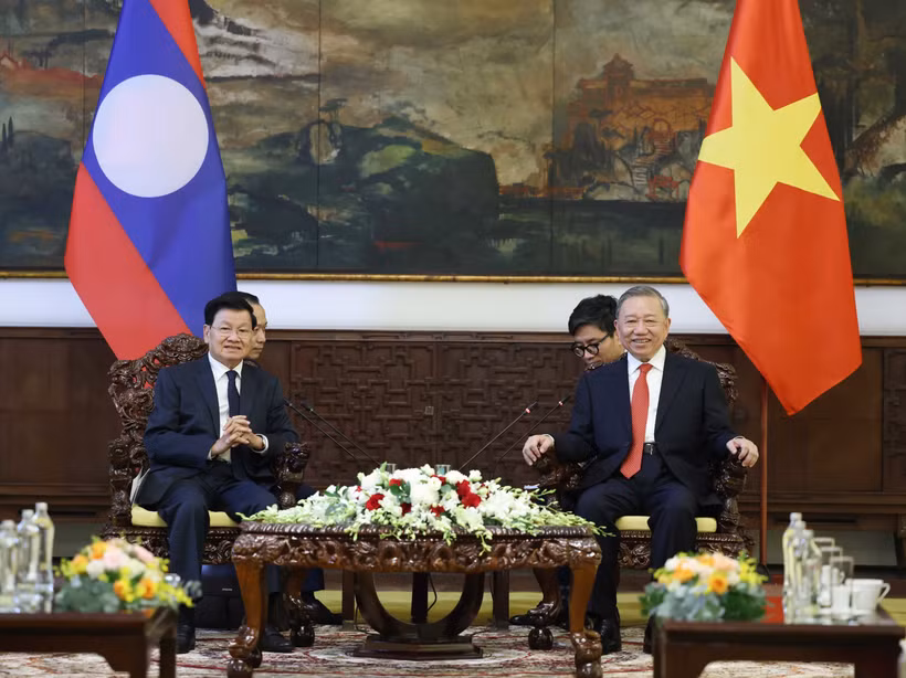 Le secrétaire général du Parti communiste du Vietnam To Lam (droite) rencontre le 29 avril le secrétaire général du Parti révolutionnaire populaire lao et président Thongloun Sisoulith. Photo . VNA