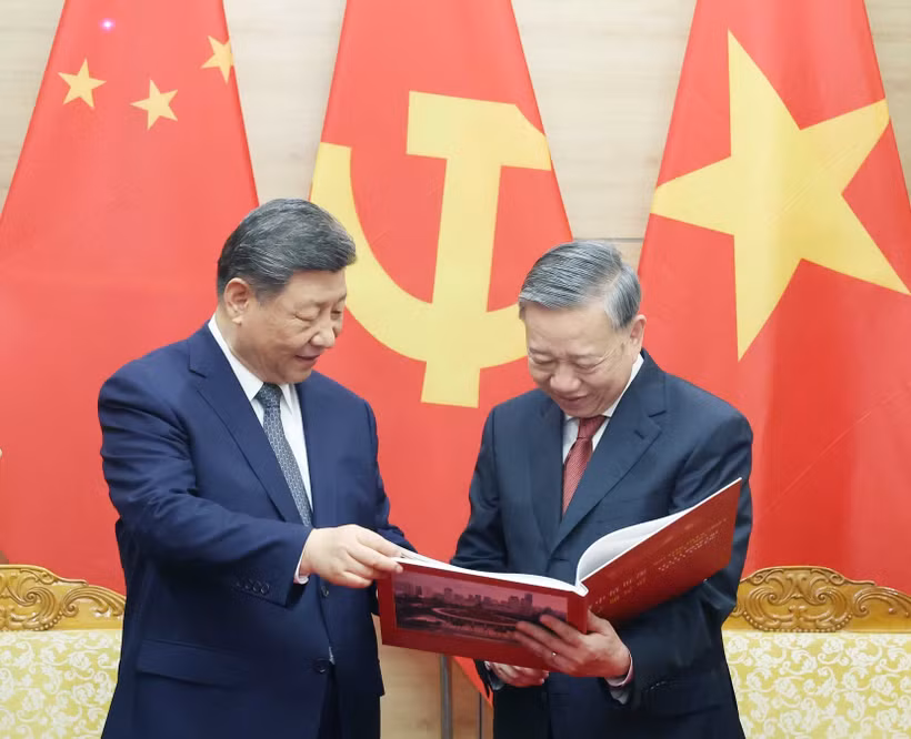 To Lam a respectueusement offert à Xi Jinping un album photo de l'Agence vietnamienne d’Information, présentant des clichés représentatifs et impressionnants de ses cinq visites au Vietnam depuis 2011. Photo : VNA