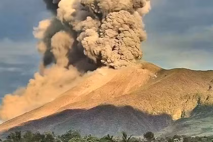 Un volcan philippin entre en éruption et projette des cendres à 4 000 mètres d'altitude