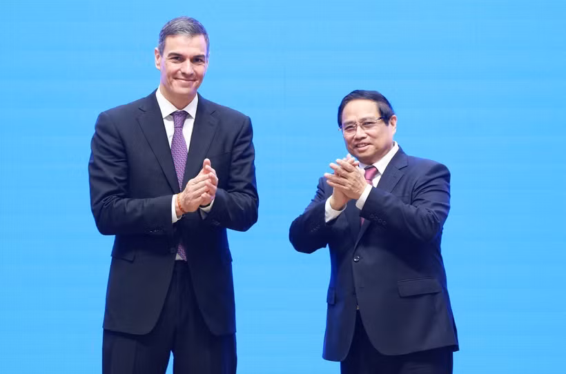 Le Premier ministre espagnol Pedro Sánchez et son homolohue vietnamien Pham Minh Chinh. Photo : VNA