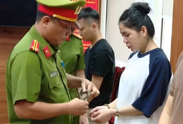 La police a arrêté Pham Quang Linh (Quang Linh Vlogs) et Nguyen Thi Thai Hang (Hang Du Mục), tous deux associés au groupe Chi Em Rot JSC, pour avoir prétendument trompé des clients par une publicité mensongère pour un complément alimentaire. (Photo : avec l’aimable autorisation de la police)