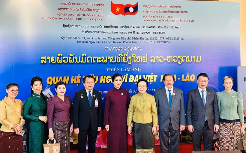 Dans le cadre de la visite d’État au Laos du Secrétaire général Tô Lâm, Mme Ngô Phuong Ly, épouse du dirigeant vietnamien, et Mme Naly Sisoulith, épouse du Secrétaire général et Président lao Thongloun Sisoulith, ont présidé le 2 décembre à Vientiane la cérémonie d’ouverture de la Semaine du cinéma vietnamien au Laos ainsi que de l’exposition photographique « Grande amitié Vietnam–Laos ». Photo : VNA