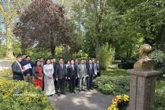La délégation vietnamienne rend hommage au Président Ho Chi Minh au parc Montreau à Montreuil, en banlieue parisienne. Photo: VNA