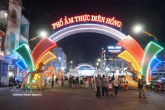 La rue gastronomique de Dien Hong est inaugurée le 22 avril, au croisement des rues Nguyen Thien Thuat et Tran Phu, dans le quartier de Dien Hong, province de Gia Lai. Photo: VNA